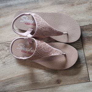 Like new Skechers yoga foam sandals 👡